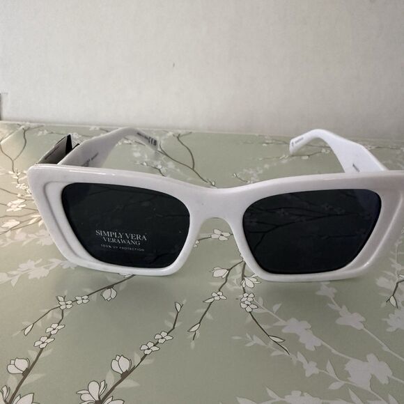 Women's SIMPLY VERA VERA WANG White BRIGGITA Rectangle Sunglasses NWT - Picture 1 of 5